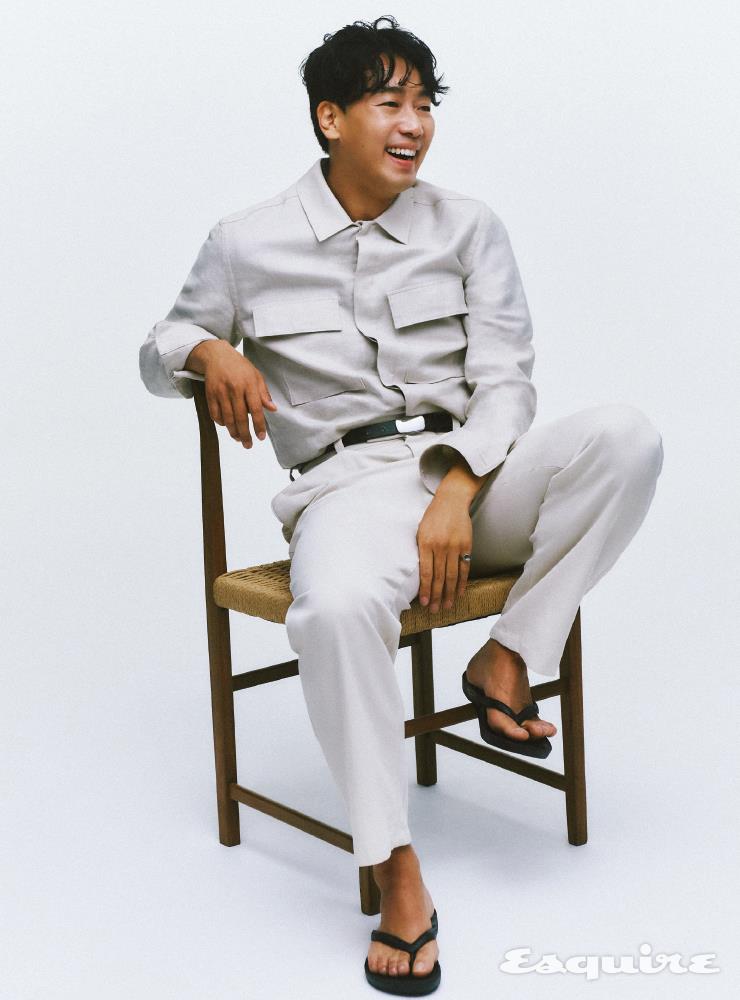 셔츠, 팬츠 모두 제냐. 벨트 누마레. 플립플롭, 링 모두 스타일리스트 소장품.