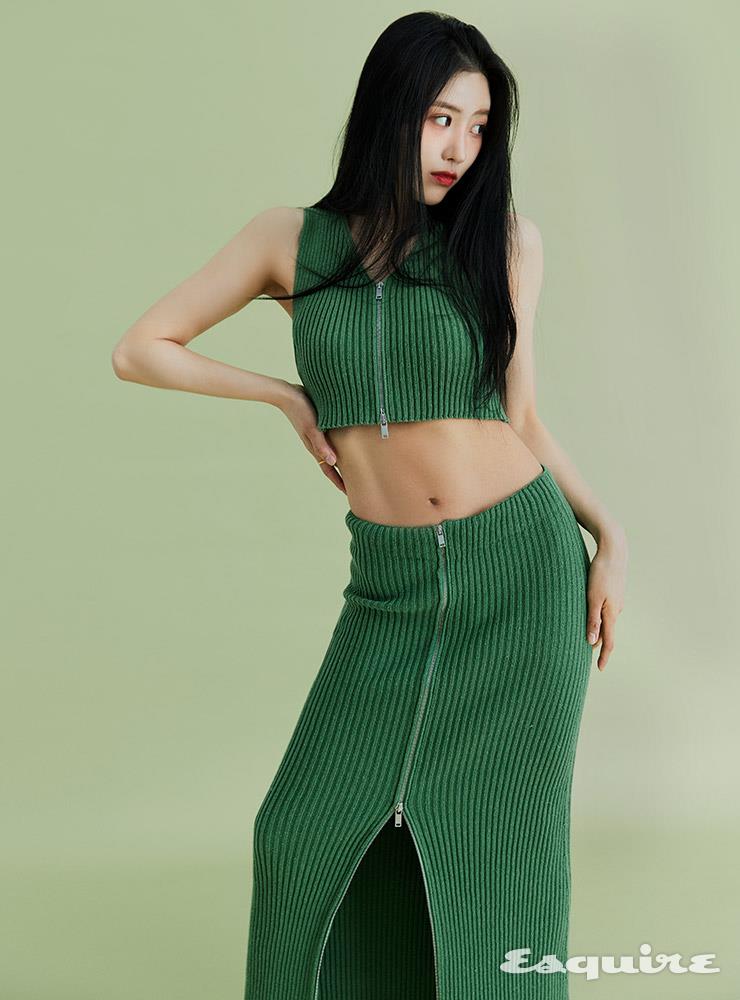 슬리브리스 톱, 스커트 모두 질 샌더.