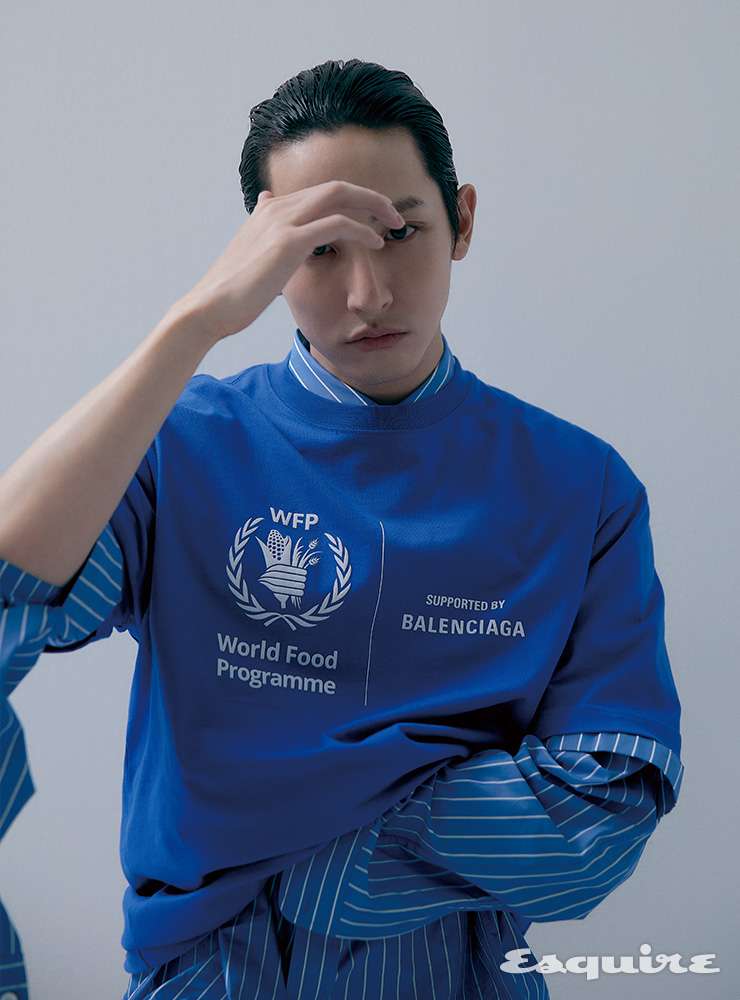 WFP 티셔츠, 더블 슬리브 셔츠 모두 발렌시아가.