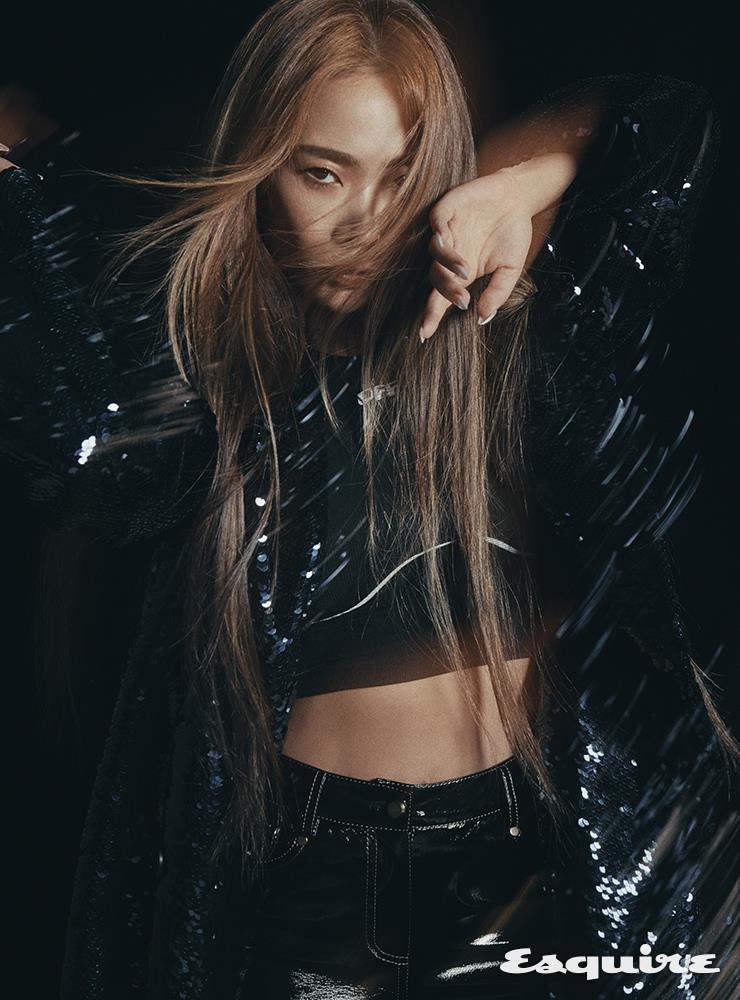 코트 프라다. 톱 오프화이트. 팬츠 레호.