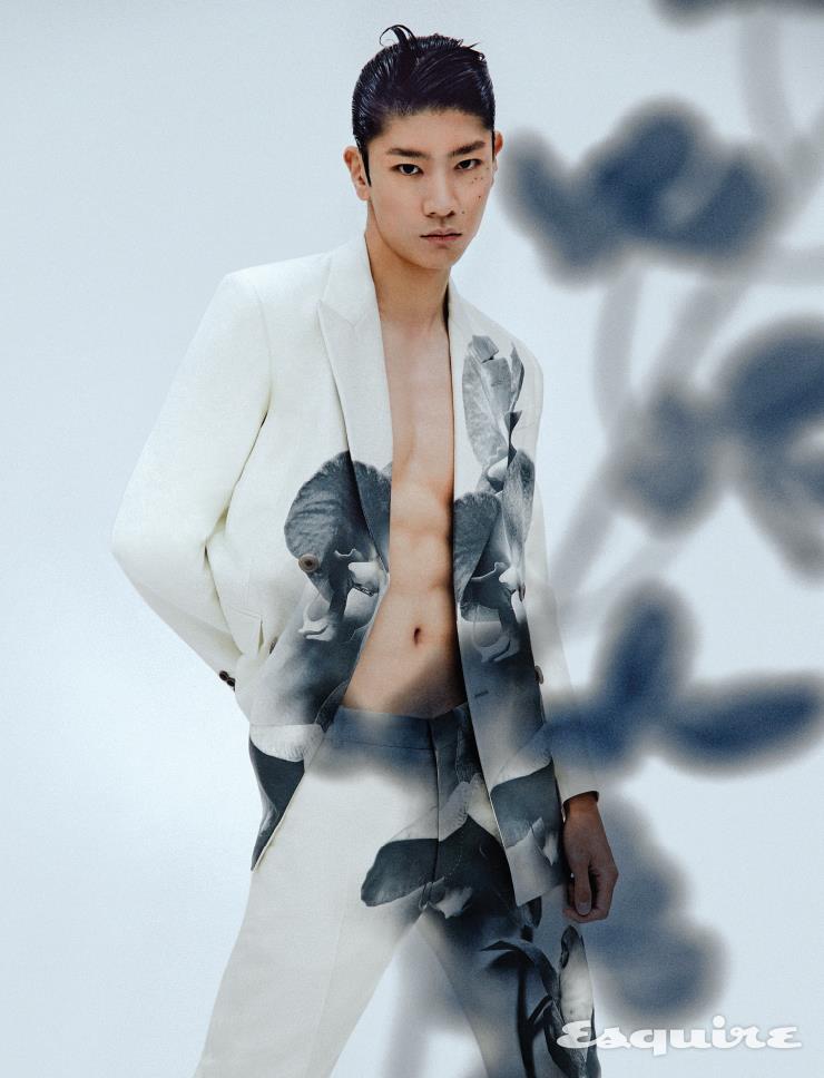 오키드 프린트가 돋보이는 더블브레스티드 재킷 550만원대, 시가렛 팬츠 250만원대 모두 알렉산더 맥퀸.