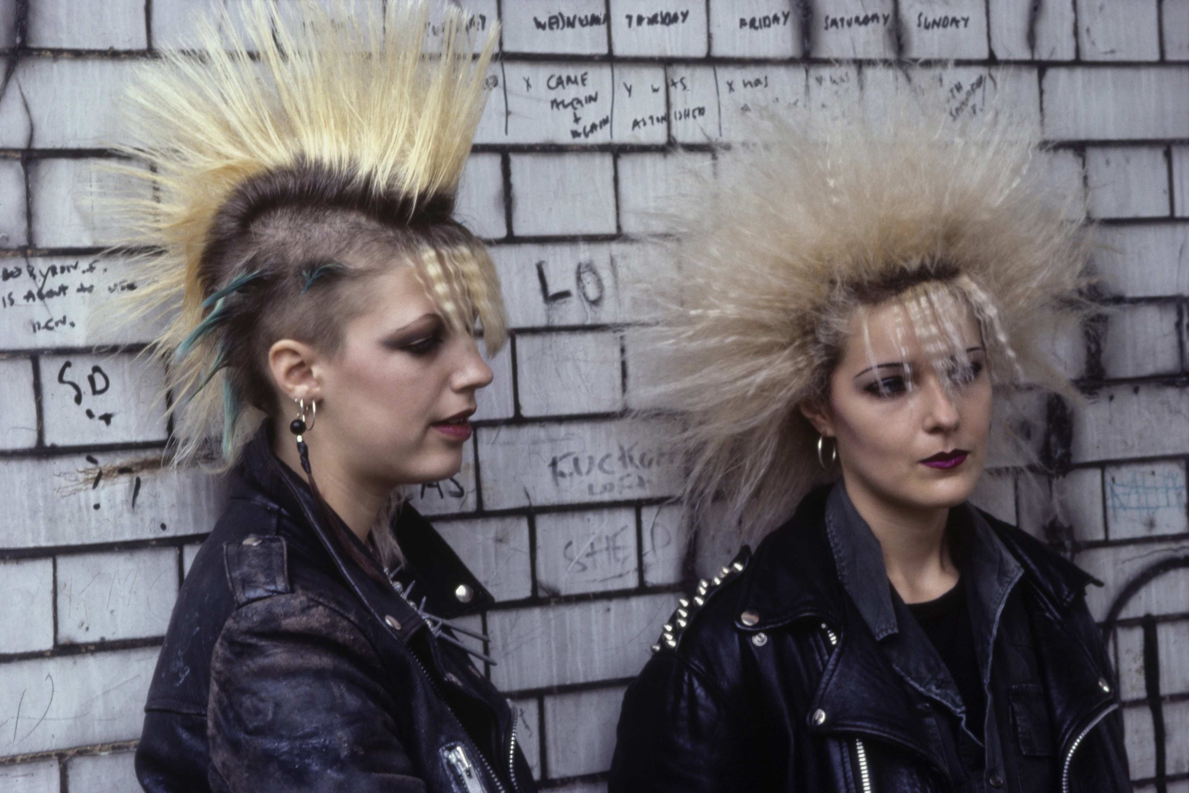 펑크 룩 물론 좋다. 근데 내 회사가 여의도나 선릉역 부근이라면 안 하는 게 더 좋겠지.