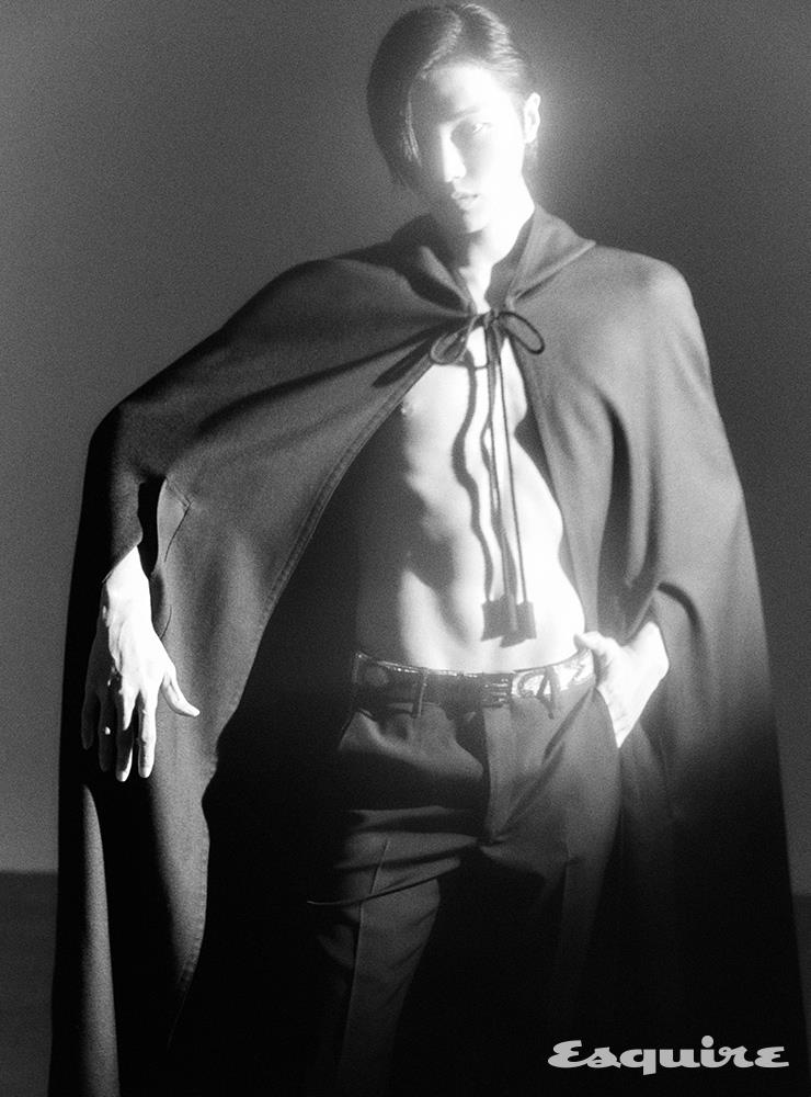 케이프 가격 미정 셀린느 옴므 by 에디 슬리먼. 팬츠, 그래피티 장식 메탈 벨트 모두 가격 미정 지방시.