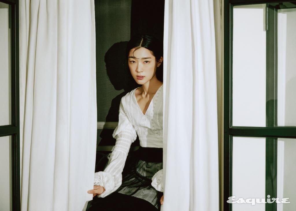 화이트 드레스 롱샴. 블랙 시스루 드레스 레하.