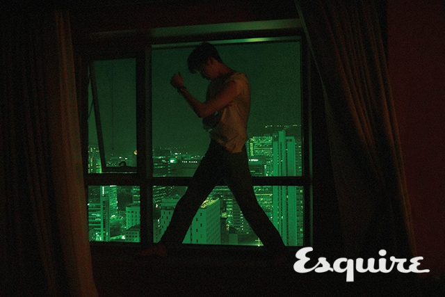 스틸과 세드나 골드 소재 케이스에 블루 다이얼, 블루 러버 스트랩을 조합한 오메가 씨마스터 다이버 300M. 티셔츠 T by 알렉산더 왕. 데님 바지 발렌티노.