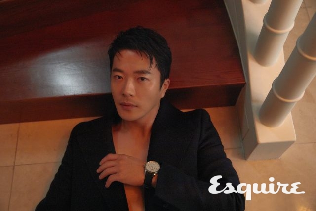 균형 잡힌 다이얼 디자인과 7일간의 파워리저브 기능을 자랑하는 포르투기저 오토매틱 워치 IWC. 코트 에르메네질도 제냐 쿠튀르 컬렉션.