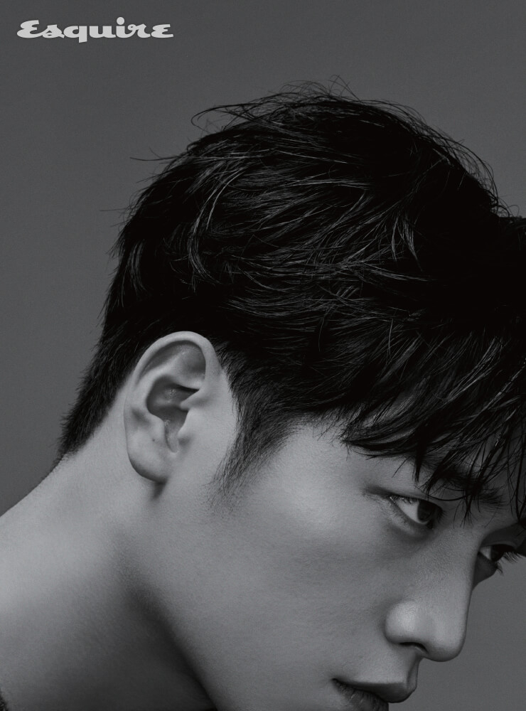 재킷, 터틀넥 톱, 팬츠 모두 구찌.