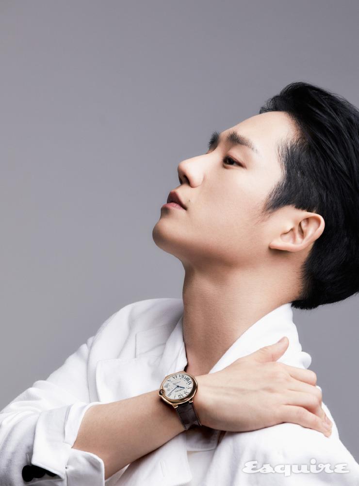 오토매틱 무브먼트가 탑재된 18K 핑크 골드 케이스, 브라운 앨리게이터 가죽 스트랩의 발롱 블루 드 까르띠에 워치 까르띠에. 재킷 프라다.