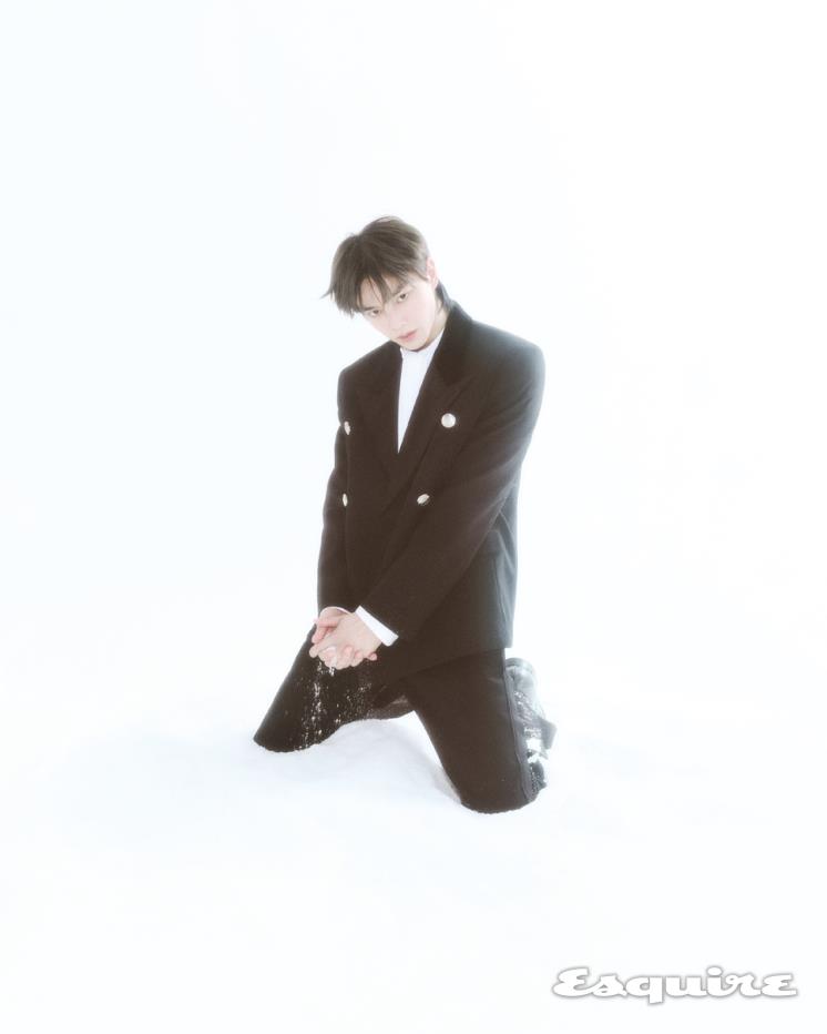 울 재킷, 타이 디테일 코튼 셔츠, 울 팬츠, 브러시드 가죽 옥스퍼드 슈즈 모두 가격 미정 프라다.