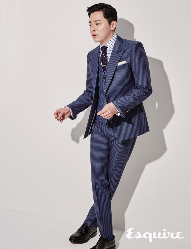 남색 줄무늬 재킷 238만원, 바지 98만원 모두 비비안 웨스트우드. 체크 셔츠 8만8000원 에스타도. 포켓스퀘어, 구두 모두 스타일리스트 소장품.