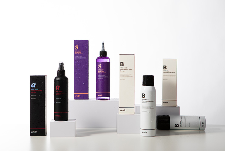 전 제품이 탈모 완화 기능성 인증을 받은 원더의 헤어 케어 라인업. (왼쪽부터) 메이크 아우라 컬링 앤 볼륨 헤어 픽서 200ml 17,900원. 겟 실키 스팀 클리닉 워터 트리트먼트 300ml 25,900원. 헤브 볼드 딥 클렌징 버블 샴푸 250ml 24,800원. 헤브 볼드 스파클링 스켈프 테라피 200ml 21,900원.
