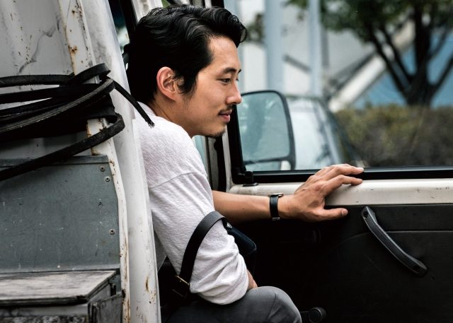 깊은 우물처럼 속을 알 수 없는 스티븐 연과 익숙한 듯 낯선 인상의 전종서 그리고 열악한 현실에도 자아를 잃지 않는 유아인까지, 에서 삼각관계를 이루는 이들은 저마다 영화의 미스터리를 강화시키는 중요한 인물이 된다.