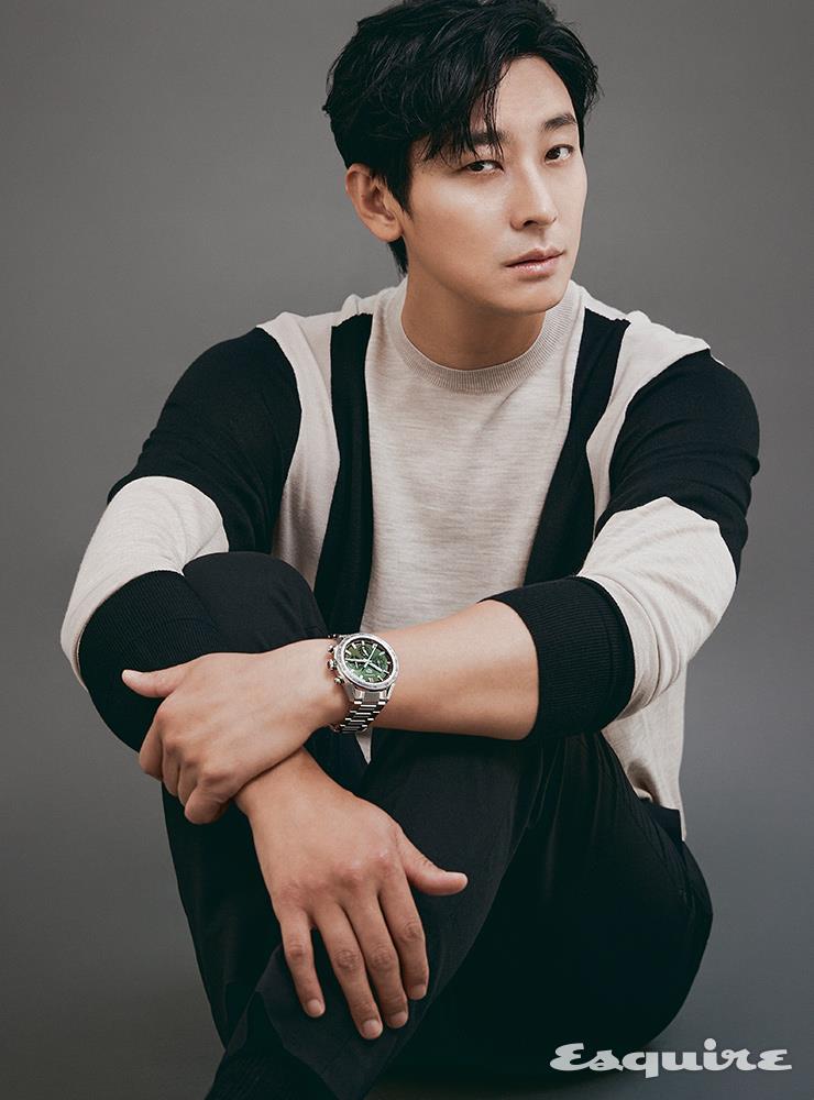 44mm 스틸 케이스와 스틸 베젤, 그린 다이얼의 까레라 호이어02 스포츠 크로노그래프 725만원 태그호이어. 니트 닐 바렛. 팬츠 프라다.