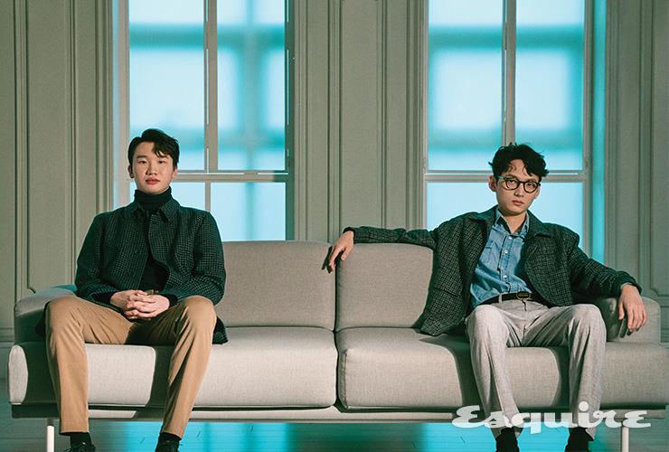 (왼쪽) 체크 패턴 카 코트 에르노. 네이비 터틀넥 스웨터 치르콜로 1901 by 코에보. 베이지 팬츠 자라. (오른쪽/ TOBI)체크 패턴 블루종 보스 맨. 샴브레이 셔츠 메종 키츠네. 그레이 팬츠 H&M. 벨트 스타일리스트 소장품. 뿔테 안경 타르트 옵티컬.