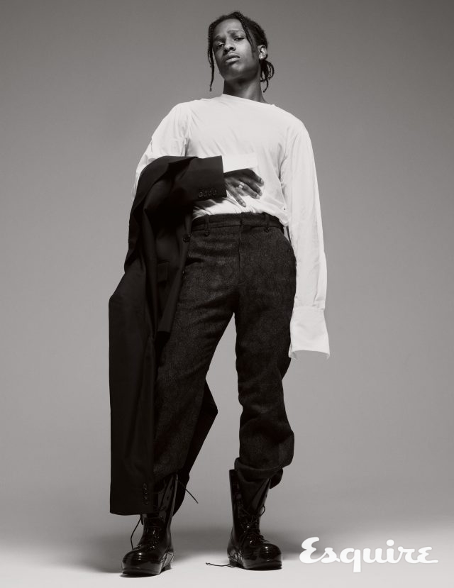 더블 블레이저 750파운드, 커프 소매 티셔츠 170파운드, 자카르 바지 445파운드 모두 드리스 반 노튼. 부츠 가격 미정 라프 시몬스.