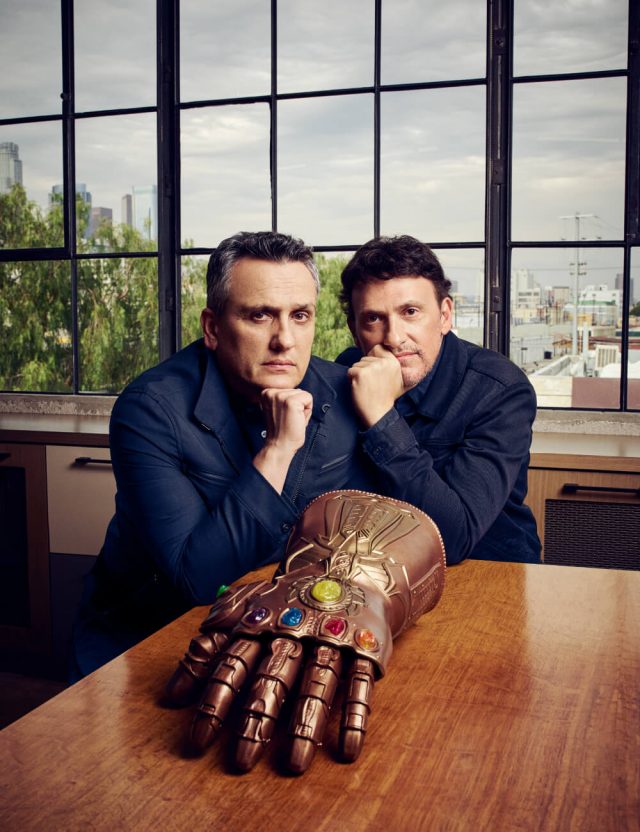 스톤을 얻다조·앤서니 루소 형제가 타노스의 장갑을 앞에 두고 포즈를 취했다. 촬영장은 미국 LA에서 루소 형제가 직접 운영하는 아그보 스튜디오다.