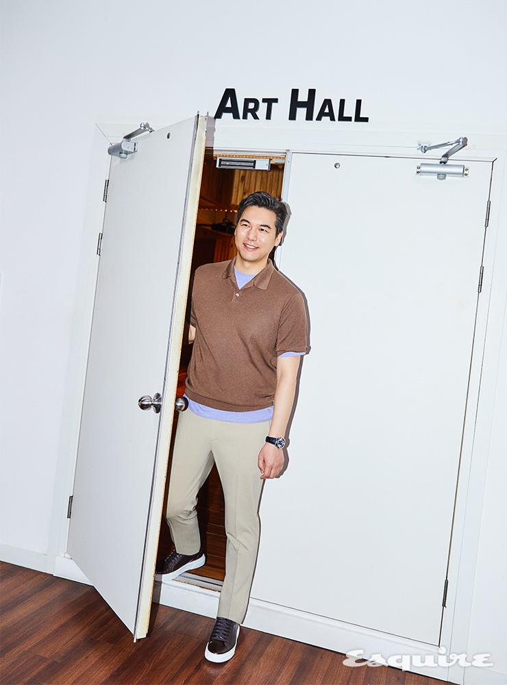 실크 폴로넥 스웨터, 베이지 슬랙스, 글로시 브라운 스니커즈 모두 타임옴므.