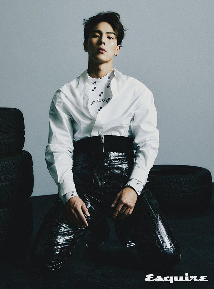 셔츠, 커머번드, 부츠 모두 지방시. 이너 톱 51퍼센트. 레더 팬츠 던힐.