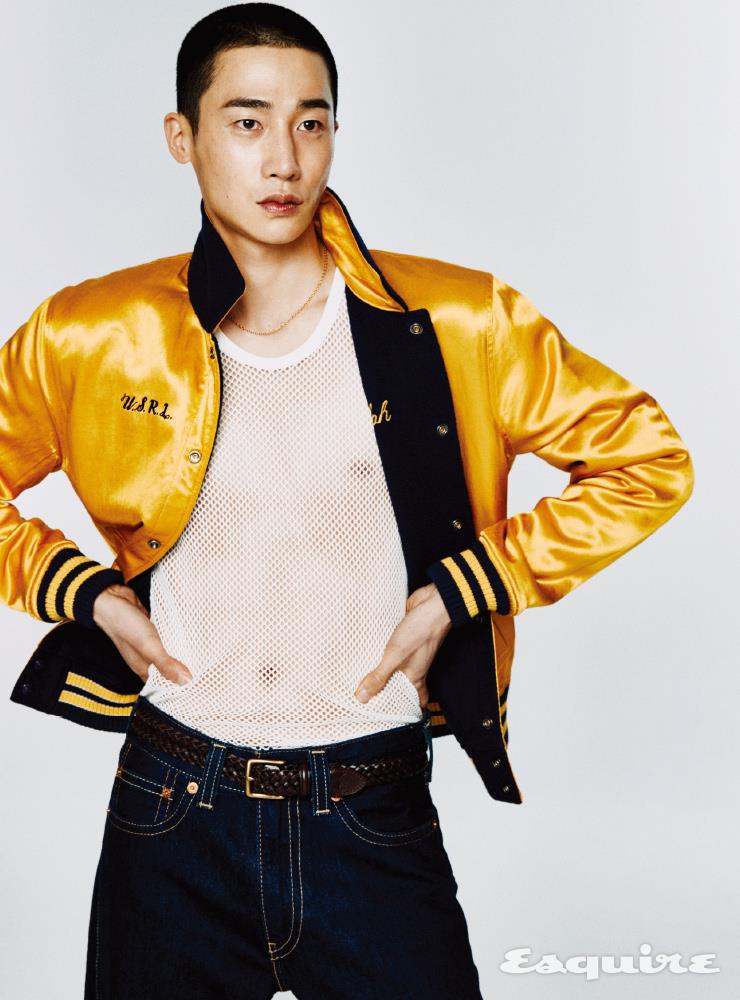 바시티 재킷 100만원대, 벨트 가격 미정 모두 폴로 랄프 로렌. 메시 톱, 네크리스 모두 에디터 소장품. 데님 팬츠 12만9000원 리바이스.