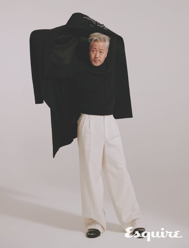 코트 디올. 터틀넥 쇼앤텔. 바지, 구두 모두 오디너리 피플.