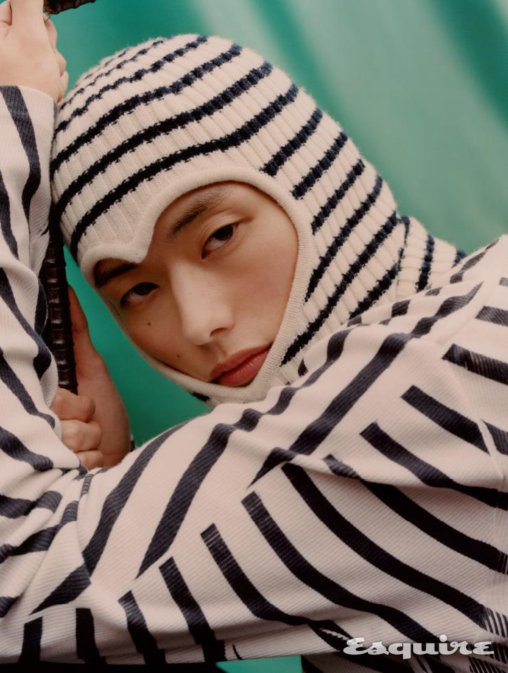 다이애그널 스트라이프 셔츠 94만원, 발라클라바 43만원 모두 로에베.