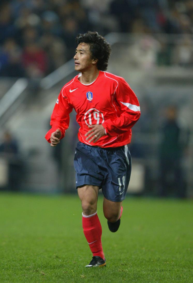 SEOUL, SOUTH KOREA - NOVEMBER 12: Ahn Jung-Hwan South Korea in action during the friendly match between South Korea and Sweden at the SangAm World Cup stadium on November 12, 2005 in Seoul, South Korea. (Photo by Chung Sung-Jun/Getty Images)