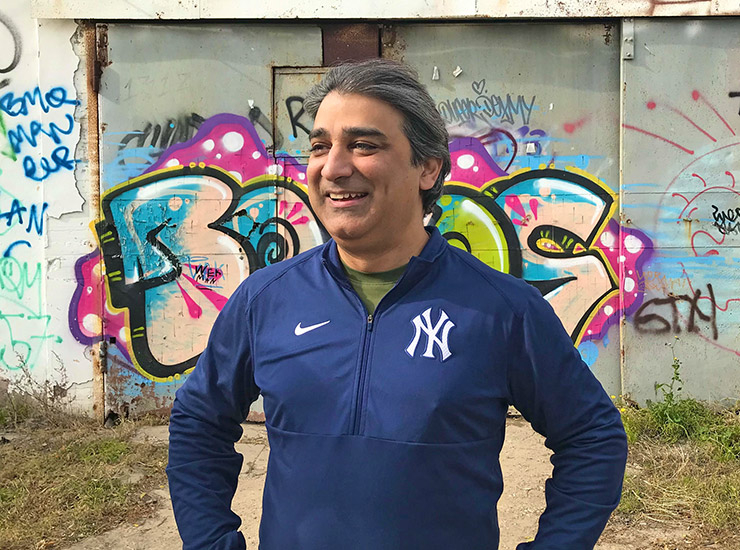 재력과 강력한 연줄을 지닌 미국인 아메드 칸. &copy; BENJAMIN BUSCH