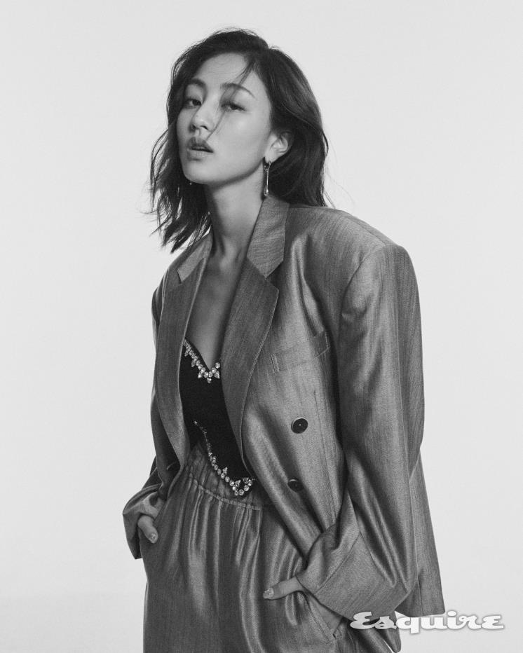 그레이 더블브레스티드 재킷, 와이드 슬랙스 모두 르수기아뜰리에. 크리스털 장식 하트 뷔스티에 AREA by 분더샵. 골드 진주 드롭 이어링 KVK.