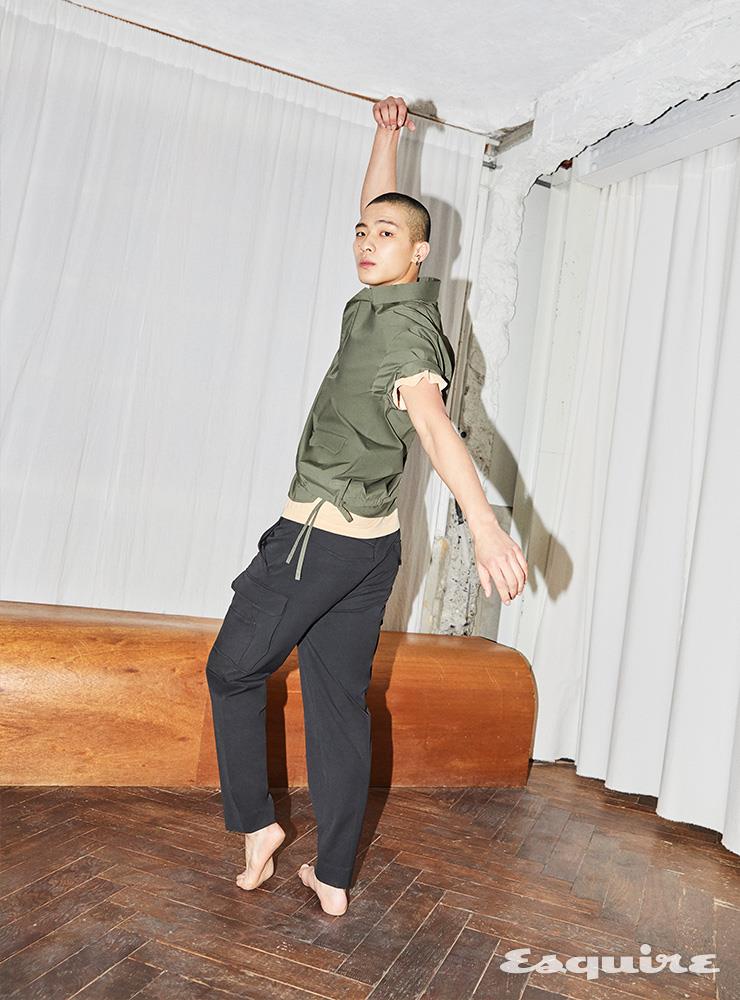 스트링 반소매 튜닉 셔츠, 카고 팬츠 모두 타임옴므.