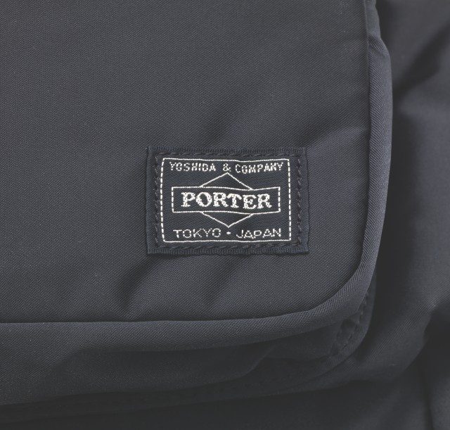 포터는 큰 로고를 쓰지 않는다. 가방 자체에 집중하겠다는 이야기 같다.