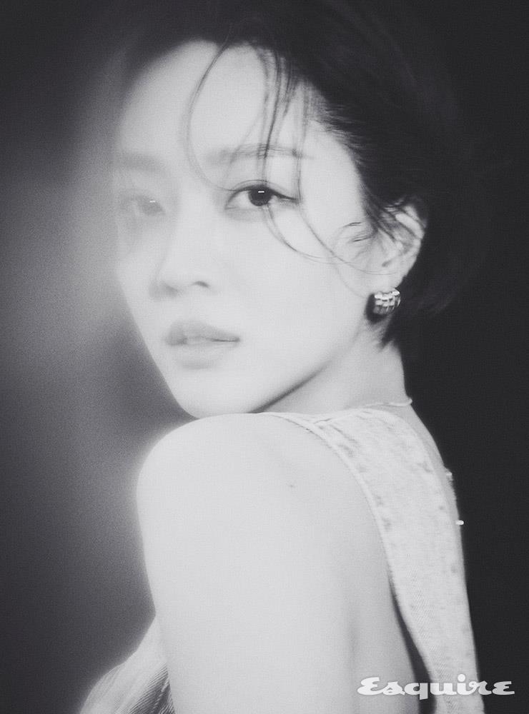 데님 뷔스티에 가니. 실버 네크리스 로아주. 이어링 앤아더스토리즈.