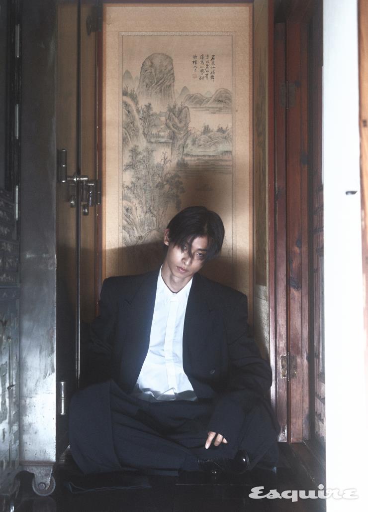 디컨스트럭티드 재킷 559만원, 더블 프런트 팬츠 305만원 모두 발렌시아가. 코튼 셔츠 가격 미정 페라가모. 로퍼 가격 미정 셀린느 옴므.