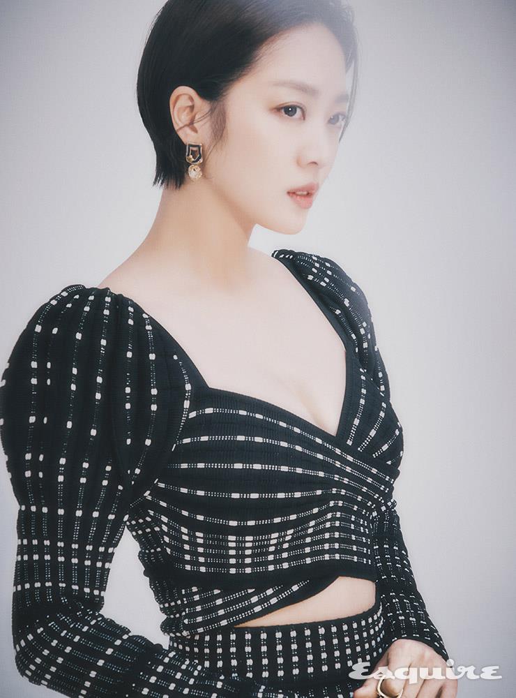 퍼프 슬립 크롭트 톱, 버튼 슬립 미디스커트 모두 알브이엔. 이어링 앤아더스토리즈. 링 스타일리스트 소장품.