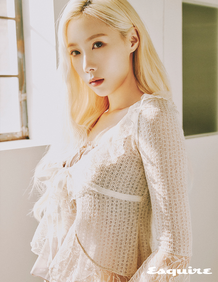 가디건, 톱, 큐롯, 팬츠 모두 페인오어플레져, 부츠 레이첼 콕스.