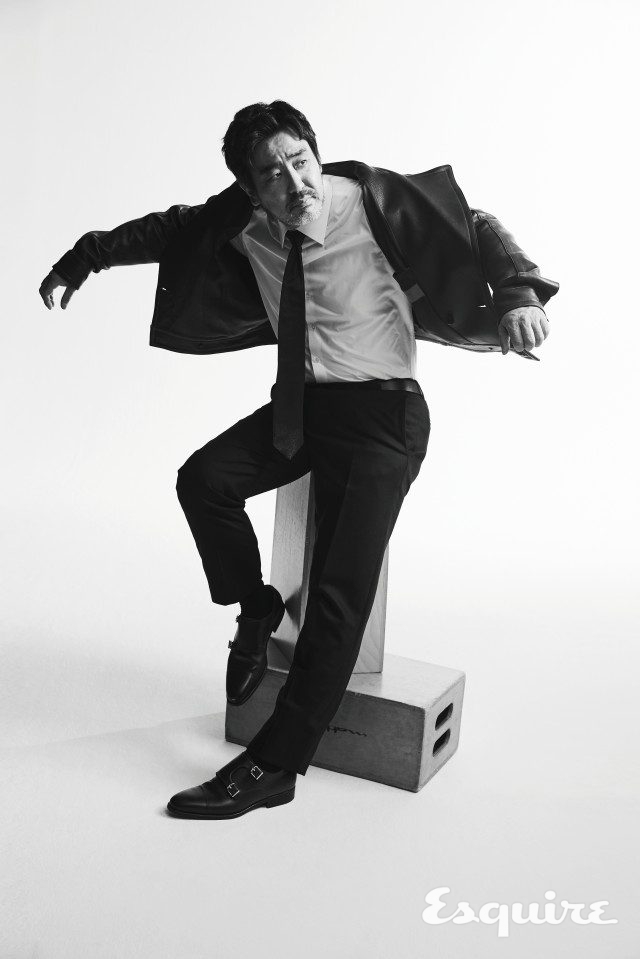 레더 재킷 제이백 쿠튀르. 셔츠 CH 캐롤리나 헤레라. 바지 띠어리. 슈즈, 타이 모두 꼬르넬리아니.