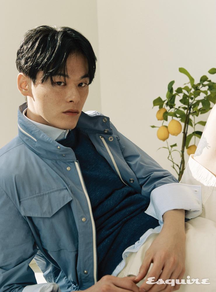 포켓 장식 타프타 점퍼, 니트, 스트라이프 셔츠, 쇼츠 모두 가격 미정 브루넬로 쿠치넬리.