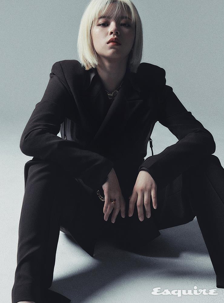 컷아웃 디테일 재킷, 팬츠 모두 문초이. 샌들, 링 모두 스타일리스트 소장품. 네크리스, 브레이슬릿 모두 포트레이트 리포트.