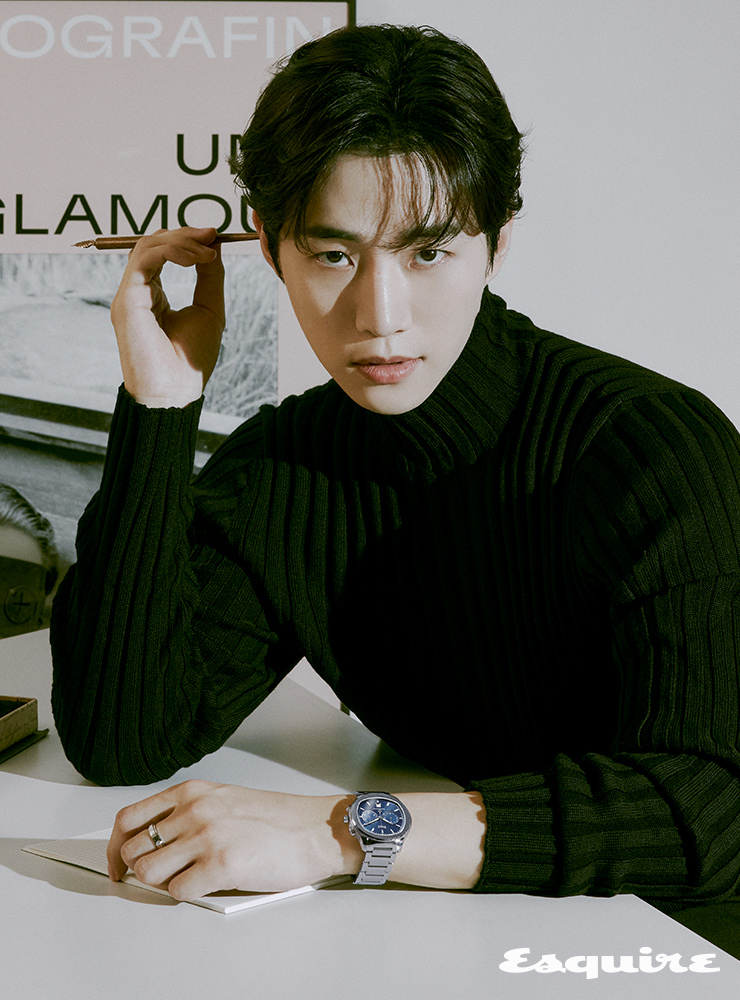 42mm 스틸 케이스와 슈퍼 루미노바 인덱스가 장착된 폴로 크로노그래프 워치, 18K 화이트 골드에 브릴리언트 컷 다이아몬드가 세팅된 포제션 링 모두 피아제. 니트 톱 세퍼.