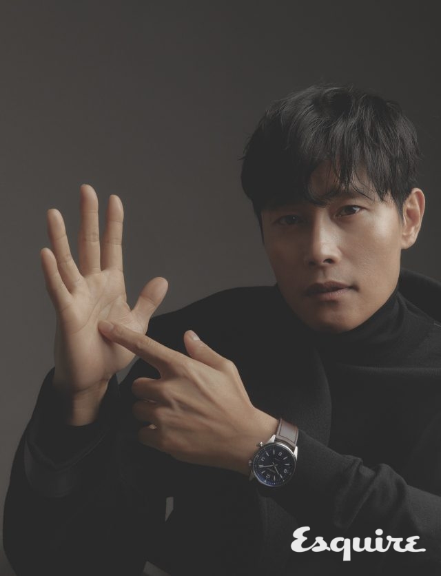 짙은 블루 컬러 다이얼과 브라운 카프 스킨, 섬세한 피니시가 돋보이는 제품은 스포티한 개성과 남성적인 감각이 결합된 폴라리스 오토매틱 예거 르쿨트르. 코트, 터틀넥 모두 톰 포드.