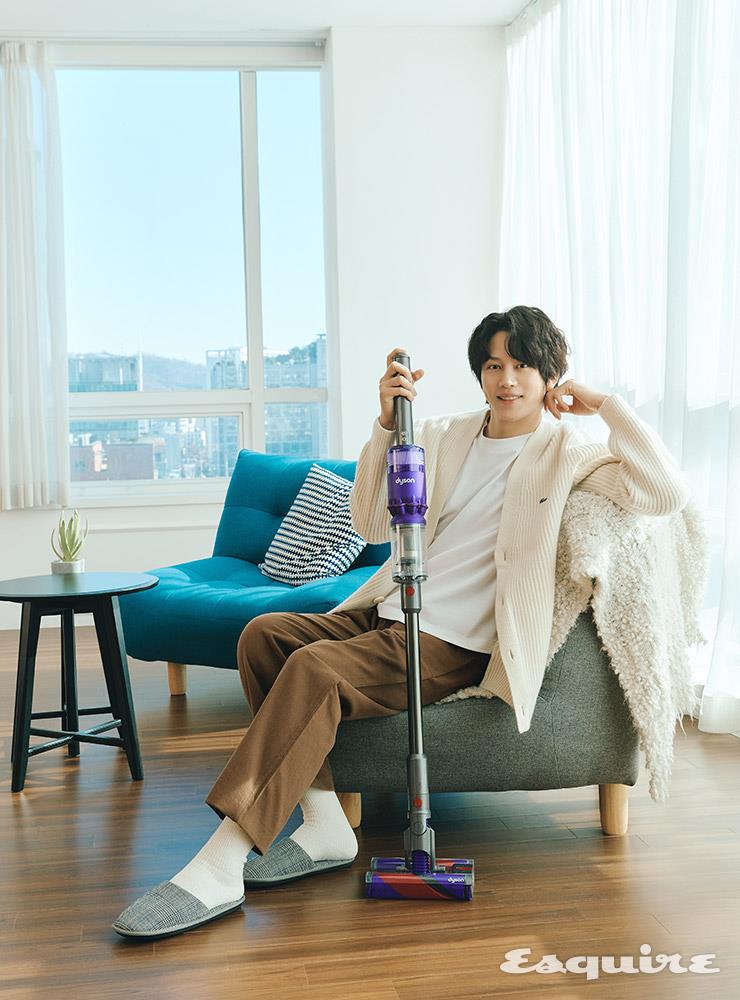 다이슨 옴니-글라이드™엔 브랜드 기술력을 집약한 인라인 포맷도 적용했다. 바닥과 평행하게 청소기를 눕힐 수 있기 때문에 낮은 가구나 소파 아래 같은 협소한 공간도 쉽게 청소할 수 있다는 것이 장점이다.