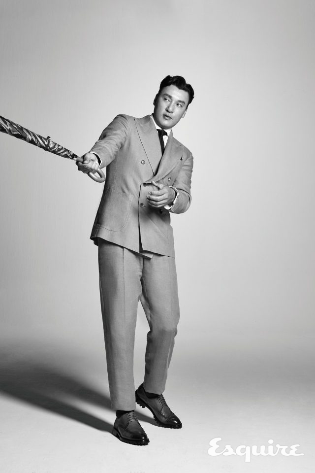 셔츠 맨온더분. 더블 재킷, 바지 모두 스틸레라티노 by 샌프란시스코마켓. 구두 맨솔. 타이, 포켓스퀘어 모두 스타일리스트 소장품. 우산 폭스엄브렐라 by 유니페어.