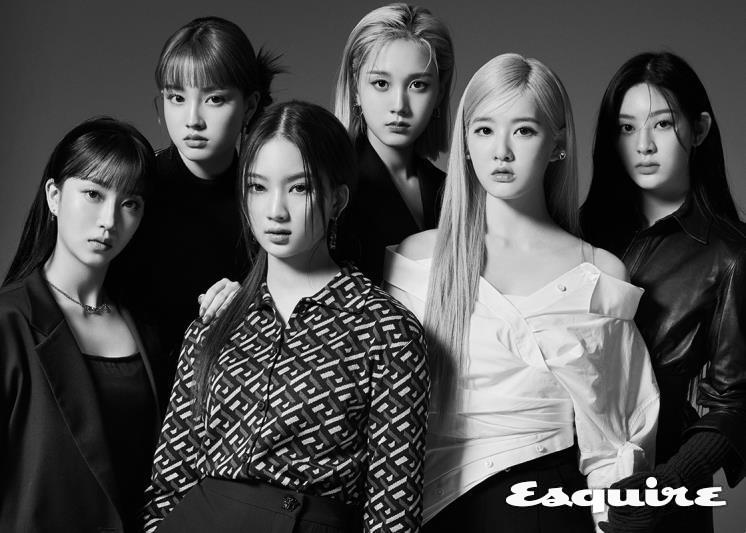 (수민) 블랙 재킷 킴지수. 원피스 레이블리스. 네크리스 베르사체. 이어링 미니골드. (윤) 블랙 니트 톱 2 몽클레르 1952. 이어링 베르사체. (아이사) 그래픽 프린트 톱, 블랙 스커트, 이어링 모두 베르사체. (재이) 블랙 코트 베르사체. 이어링 스타일리스트 소장품. (시은) 화이트 셔츠 알렉산더왕. 블랙 팬츠, 이어링 모두 스타일리스트 소장품. 이어커프 펜디. (세은) 브라운 레더 재킷 폴로 랄프 로렌. 브라운 니트 글러브 토즈. 이어링 미니골드.