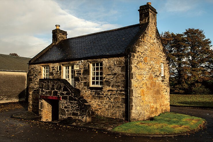 200년이 넘는 역사를 자랑하는 글렌버기 증류소. 발렌타인 위스키의 스타일을 결정짓는 큰 역할을 하는 곳이다.