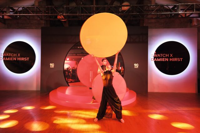 미키마우스를 형상화한 퍼포먼스. 전 세계 아티스트들이 미키마우스를 재해석한 작품을 제작하고 전시했다.