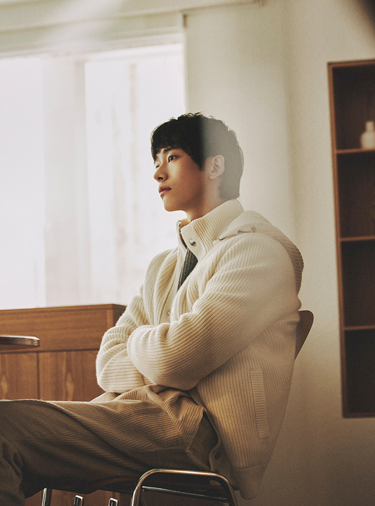 화이트 캐시미어 니트 재킷, 멜란지 캐시미어 라운드 크루넥 스웨터, 코듀로이 팬츠 모두 가격 미정 브루넬로 쿠치넬리.