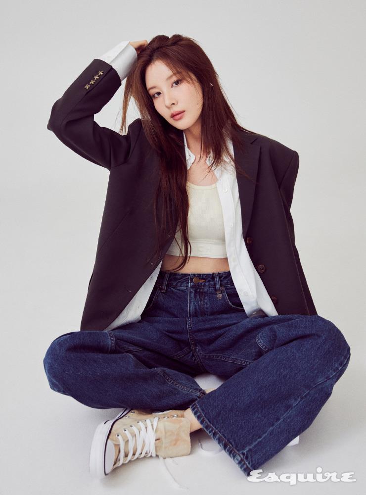 재킷, 화이트 셔츠, 데님 팬츠 모두 잉크. 톱 YCH. 신발 컨버스.