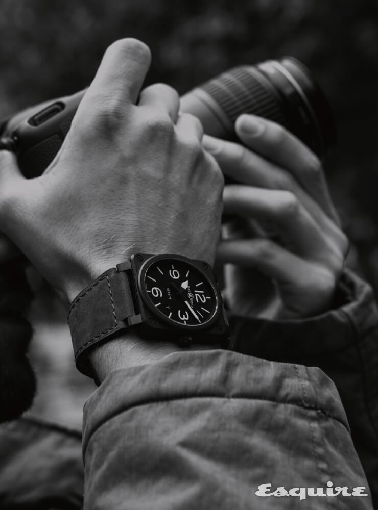 BELL & ROSS BR 03-92 나이트룸, 42mm 검은색 세라믹, 녹색 송아지 가죽 스트랩, 가격 미정. 카키색 재킷 C.P.컴퍼니.