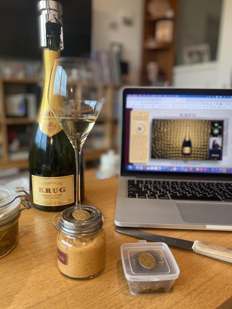'크루그와의 조우 2021 (Krug Encounters 2021)' 박스 안에 담겨 있던 임기학 셰프의 푸드 페어링 세트와 크루그 그랑퀴베 169 에디션.
