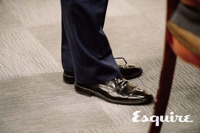 박원순의 평소 업무 복장. 두꺼운 외투, 목도리, 신은 흔적이 완연한 구두. 박원순이 늘 움직인다는 증거.