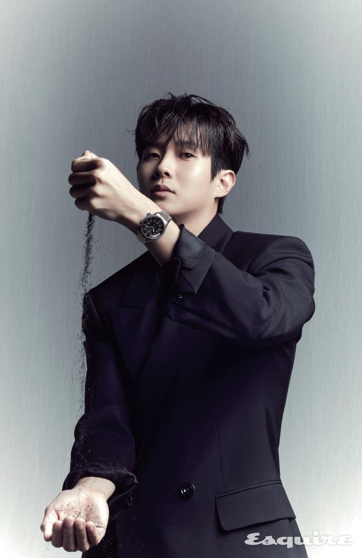 오리지널 1959 모델에서 영감을 얻어 새롭게 재해석한 론진 레전드 다이버. 39mm 스틸 케이스에 스틸 브레이슬릿을 매치하고 L888.6 칼리버를 장착해 72시간의 파워 리저브를 제공한다. 440만원 론진. 코트 알렉산더 맥퀸. 
